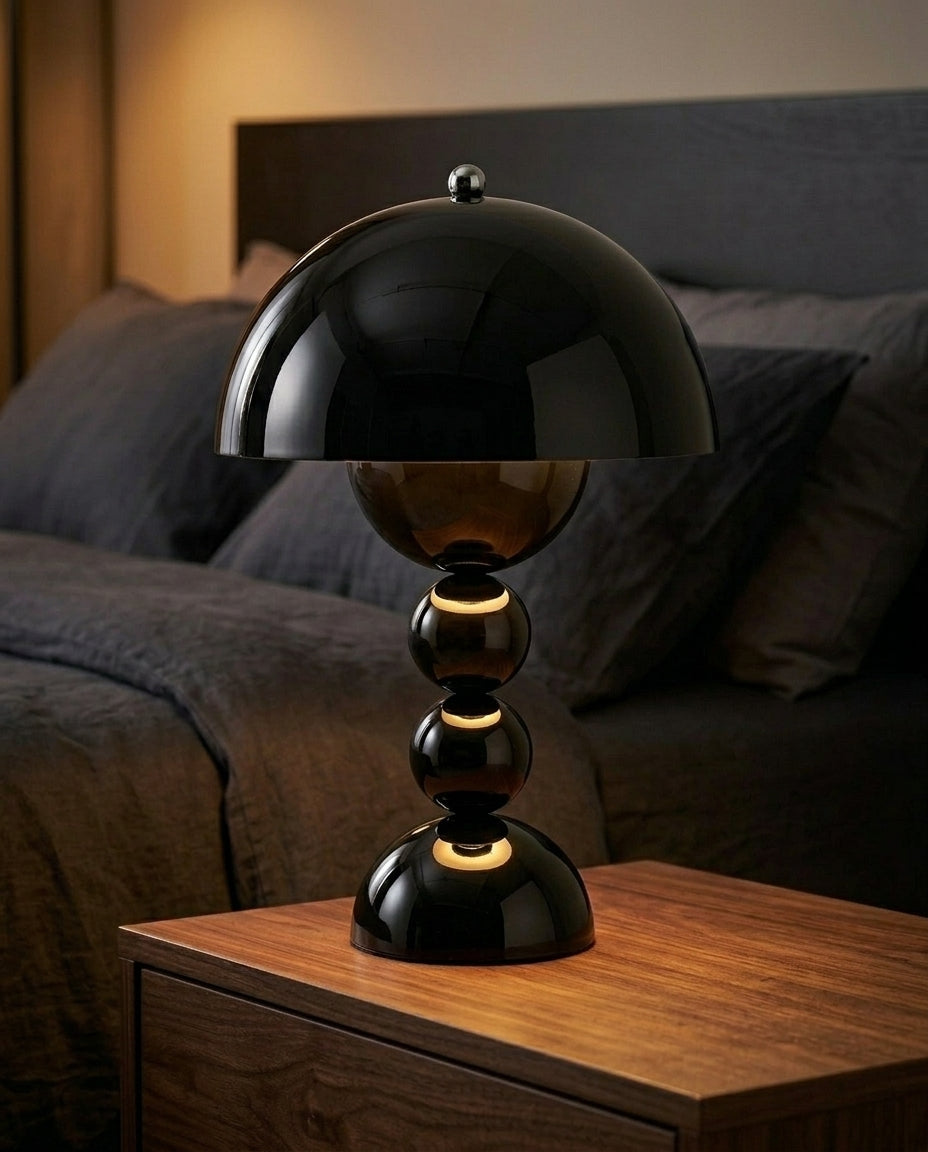 Skandinavisk bordlampe med gulddetaljer | Orb Glow