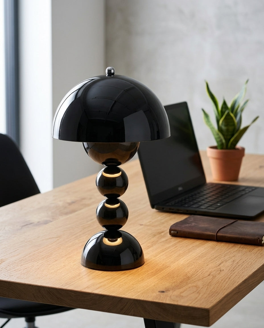 Skandinavisk bordlampe med gulddetaljer | Orb Glow