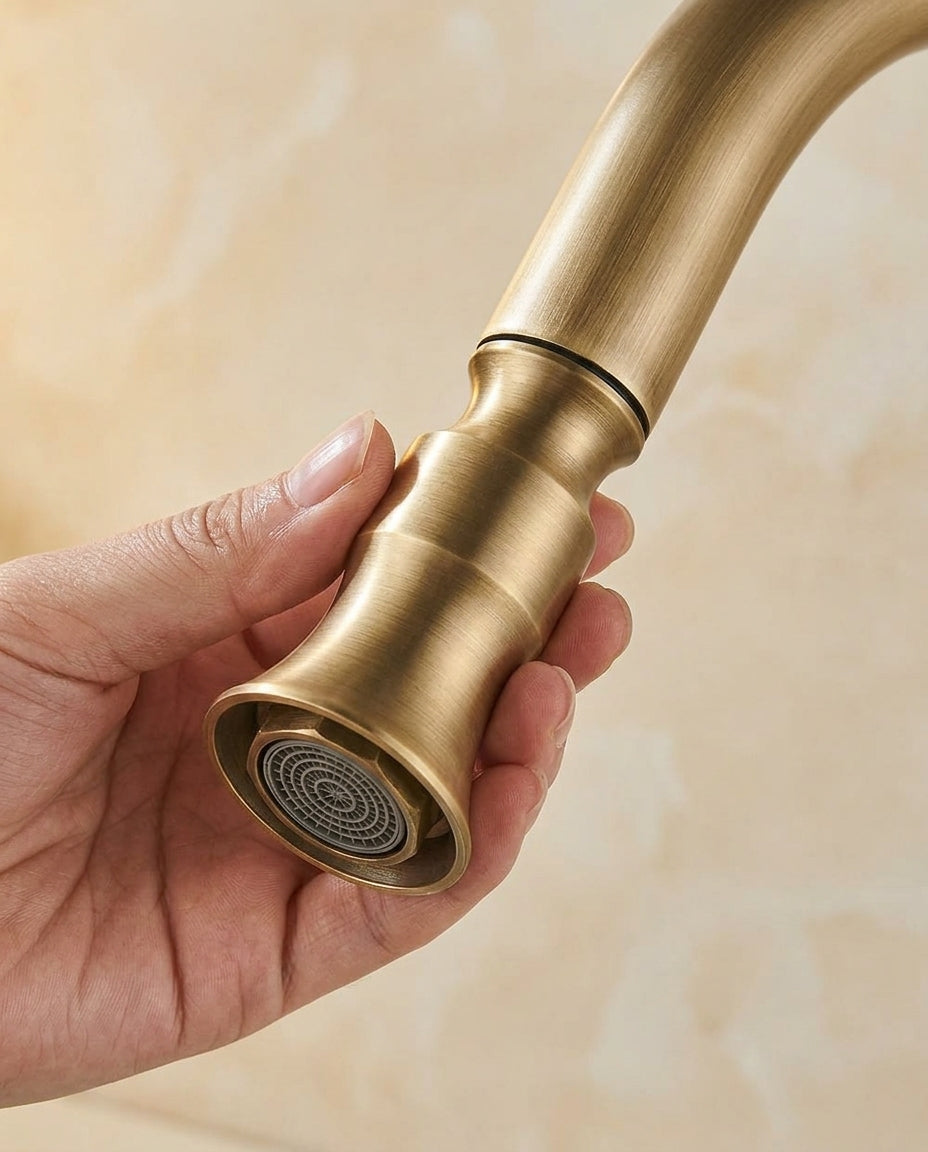 Antik messing & mat sort køkkenarmatur | 360° drejebar tud