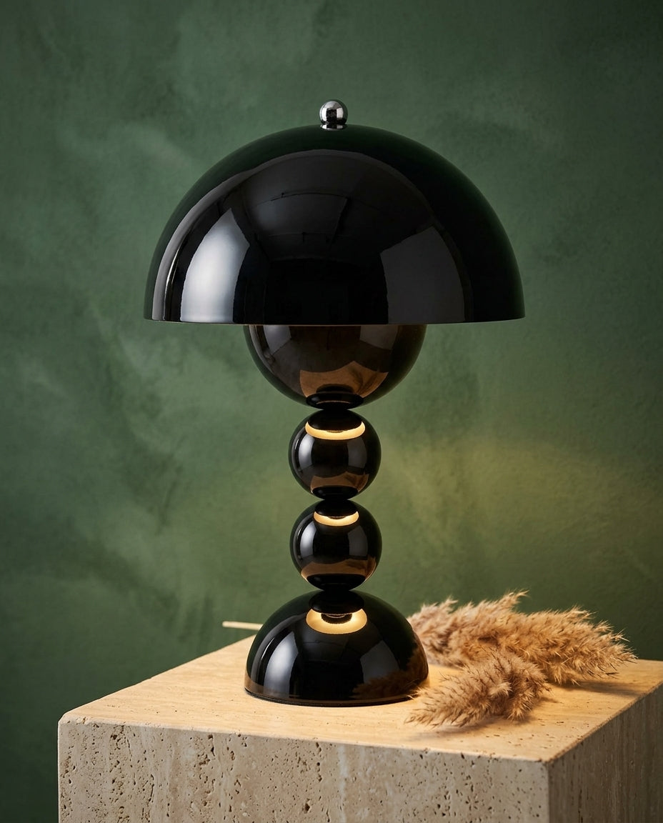 Skandinavisk bordlampe med gulddetaljer | Orb Glow