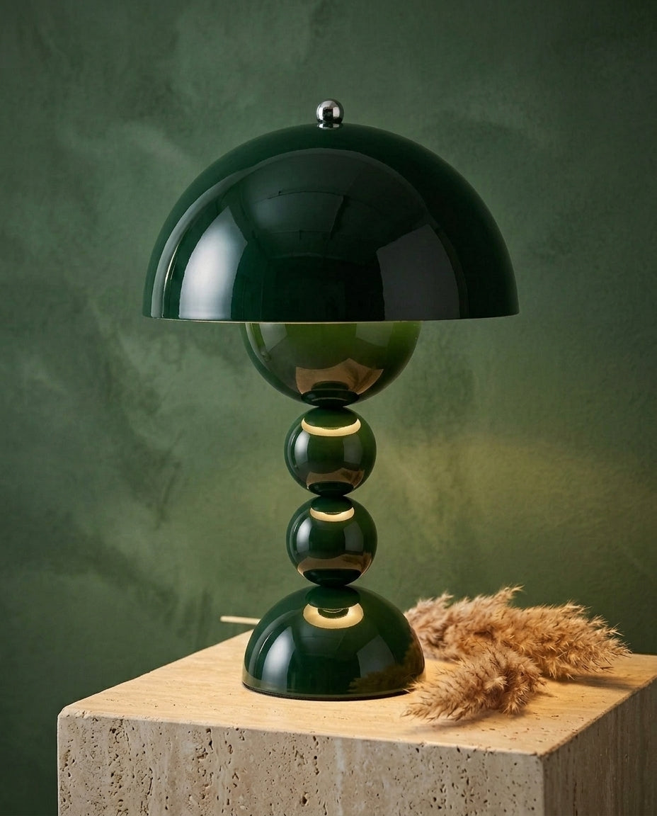 Skandinavisk bordlampe med gulddetaljer | Orb Glow