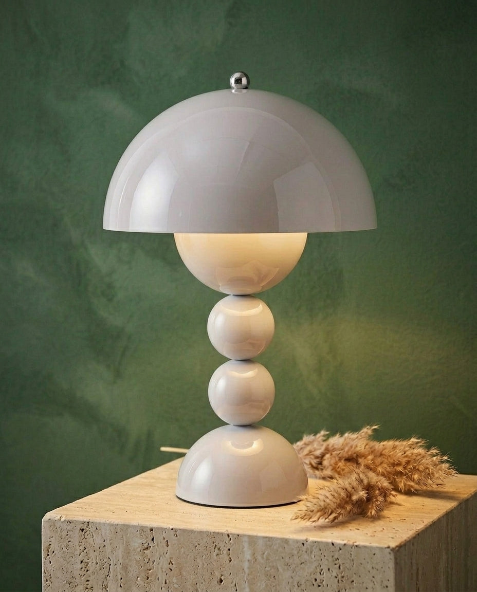 Skandinavisk bordlampe med gulddetaljer | Orb Glow