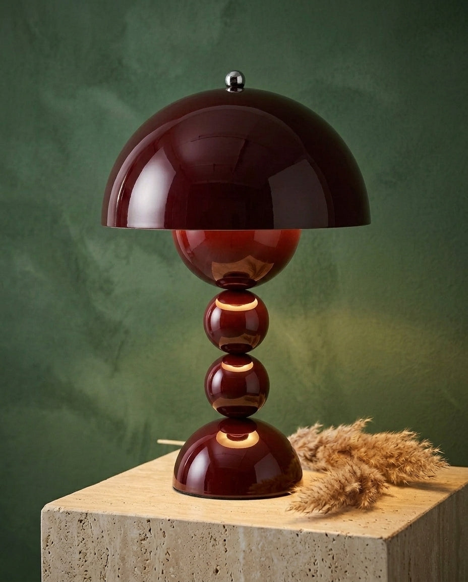 Skandinavisk bordlampe med gulddetaljer | Orb Glow