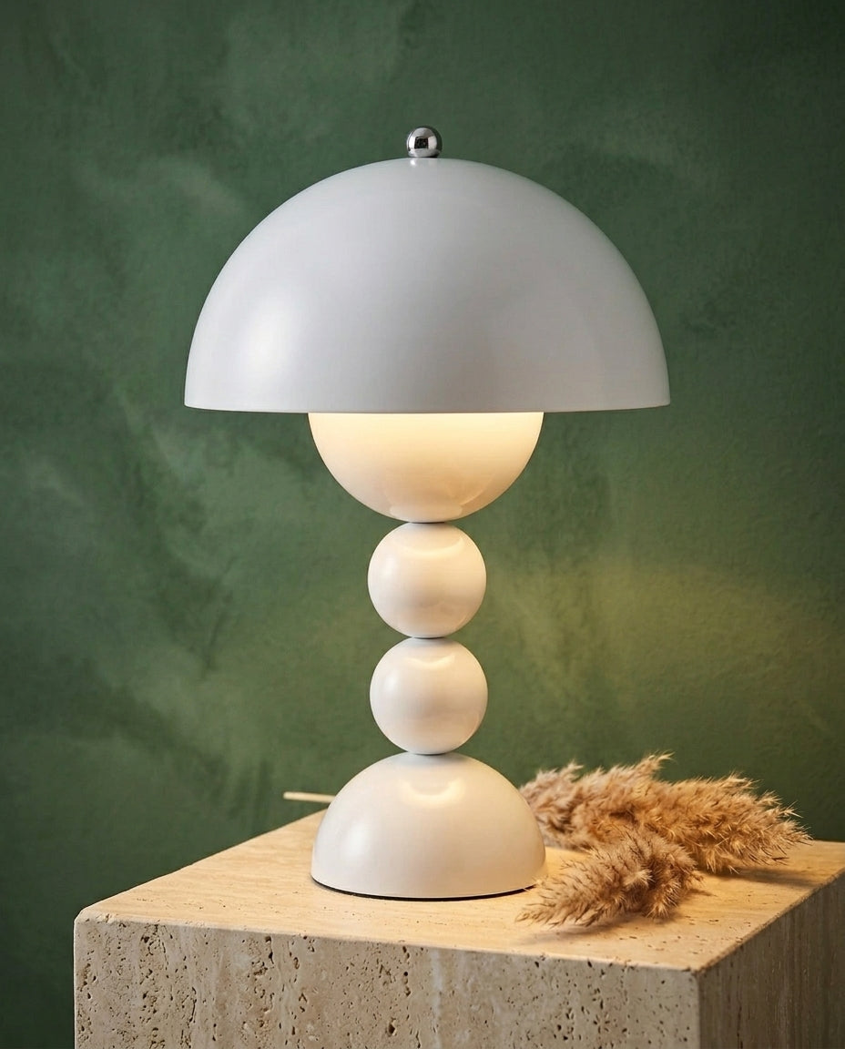 Skandinavisk bordlampe med gulddetaljer | Orb Glow