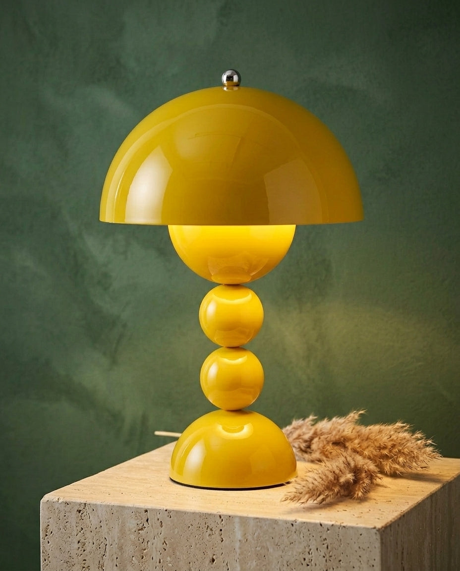 Skandinavisk bordlampe med gulddetaljer | Orb Glow